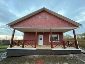ДОМ ИЗ КАРКАСА 10,5×12,5 «ДК2» (110 кв.м., 1 этаж, 10 на 12, с террасой, кухней-гостиной и 2 спальнями)