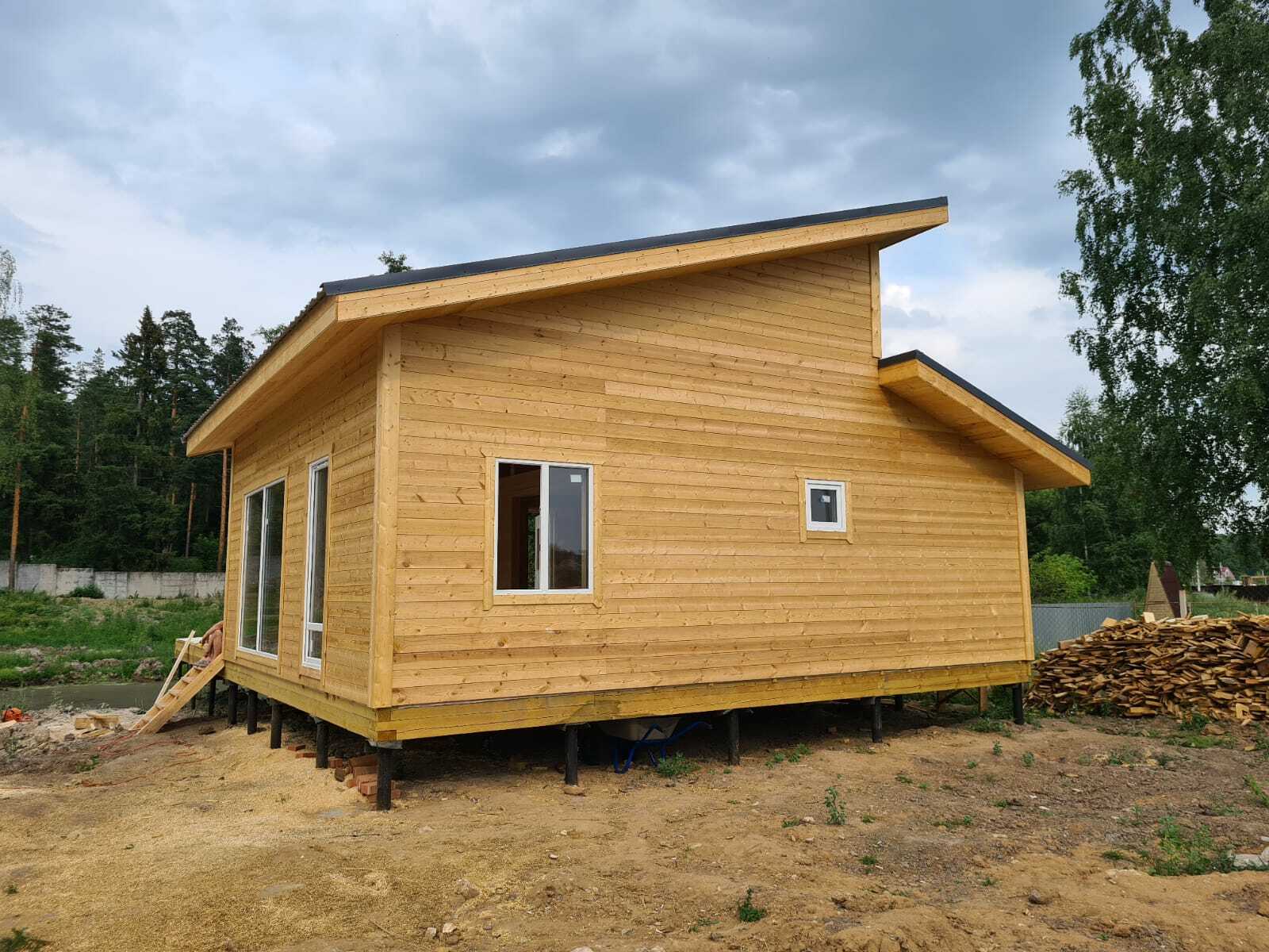 БАНЯ ИЗ БРУСА 6×9 «Б54» (95 кв.м., 2 этажа, 6 на 9, с большой террасой, панорамными окнами и санузлом)